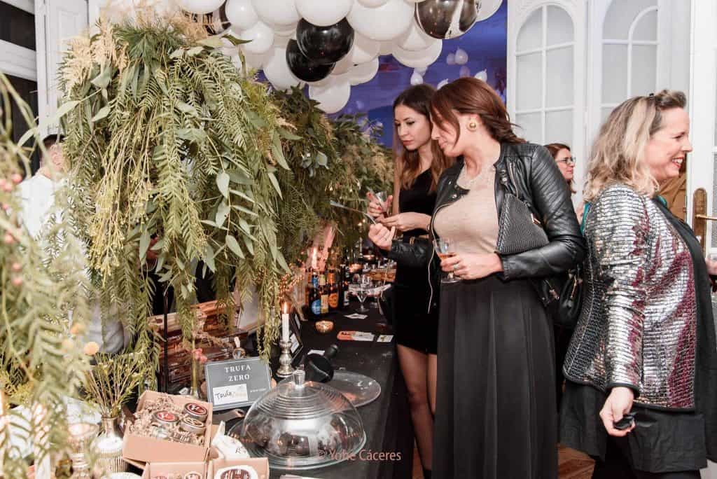 mesa de comida con decoracion de fiestas para empresas