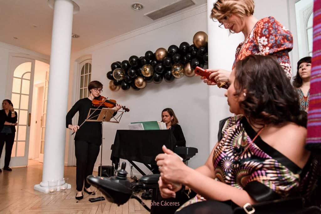 personas tocando música y globos para fiestas de empresas