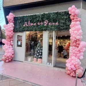 fachada de tienda con globos