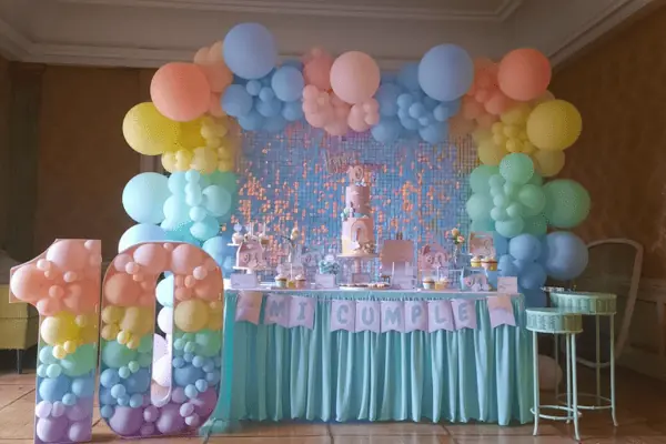 paneles de lentejuelas en fondo de mesa de repostería decoración de tábatha decora tu fiesta para cumpleaños infantil cumpleaños 10