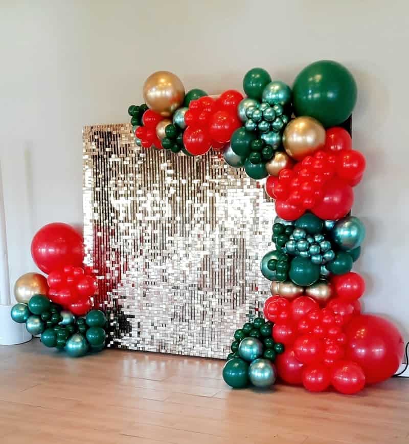 shimmerwall plateada para alquilar o comprar paneles de lentejuelas con decoración con globos naranja verde y dorados