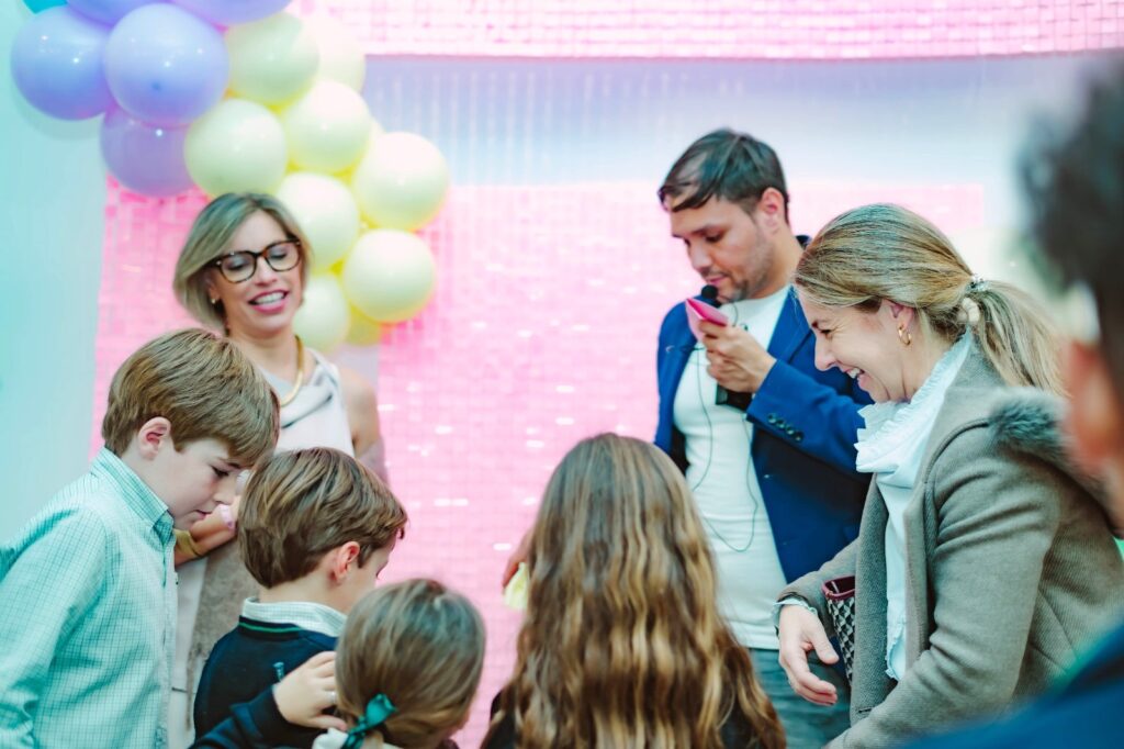 eva soto con invitados en evento inauguracion nueva tienda tabatha decora tu fiesta centro comercial el bulevar madrid