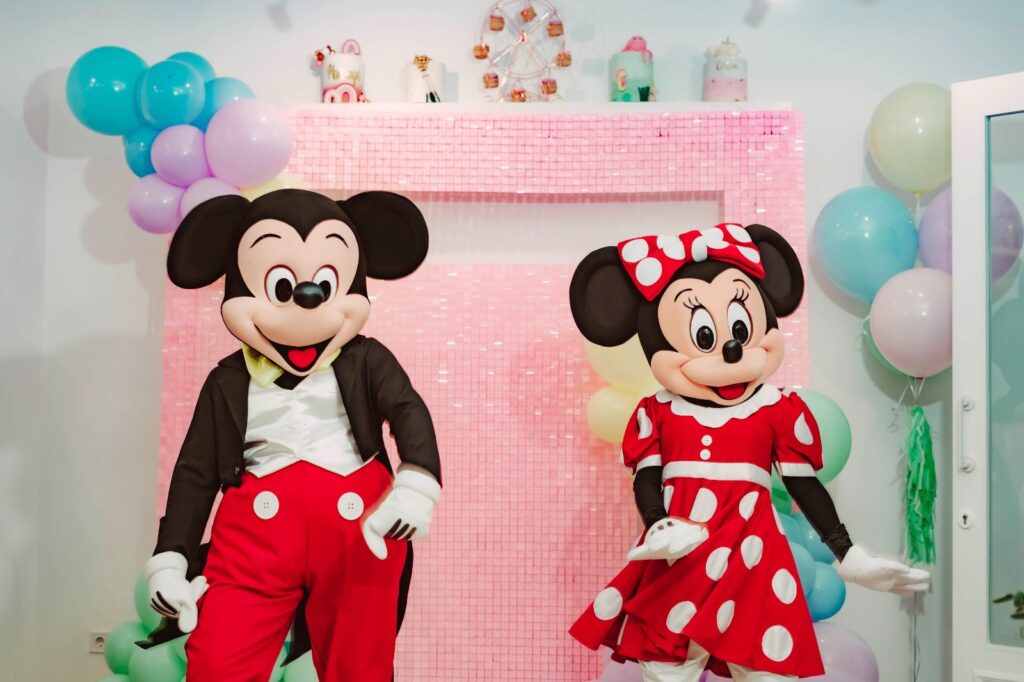 mickey minnie sonrientes con globos celeste violeta photocall tabatha decora tu fiesta